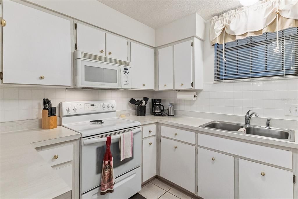 For Sale: $145,000 (2 beds, 2 baths, 1056 Square Feet)