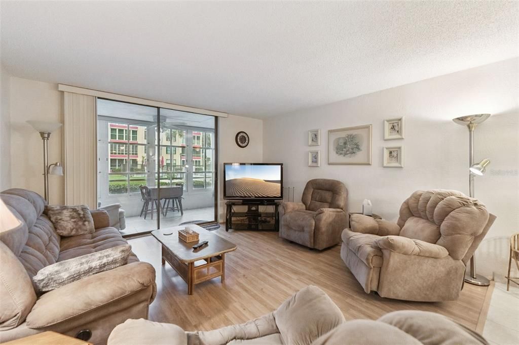 For Sale: $145,000 (2 beds, 2 baths, 1056 Square Feet)