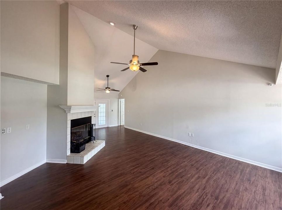 For Sale: $365,000 (3 beds, 2 baths, 1596 Square Feet)