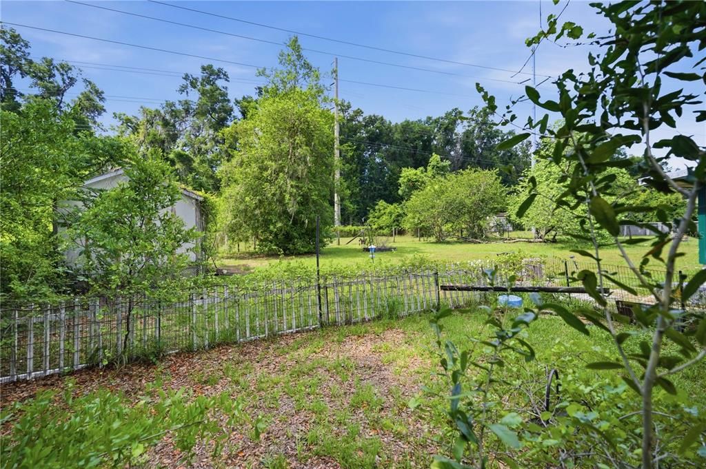 For Sale: $155,000 (2 beds, 1 baths, 966 Square Feet)
