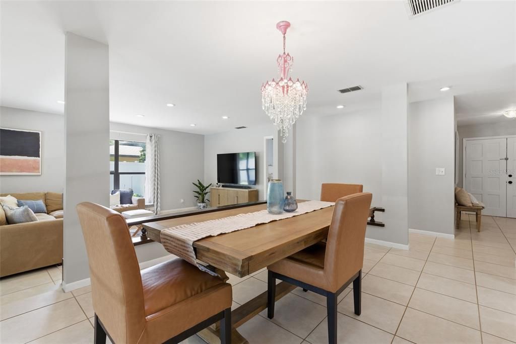 Activo con contrato: $706,000 (4 camas, 2 baños, 2317 Pies cuadrados)