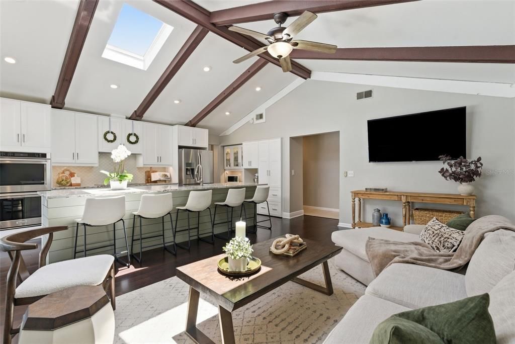 Activo con contrato: $706,000 (4 camas, 2 baños, 2317 Pies cuadrados)