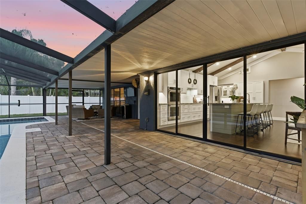 Activo con contrato: $706,000 (4 camas, 2 baños, 2317 Pies cuadrados)