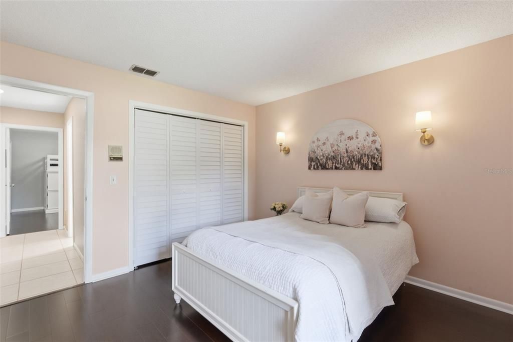 Activo con contrato: $706,000 (4 camas, 2 baños, 2317 Pies cuadrados)