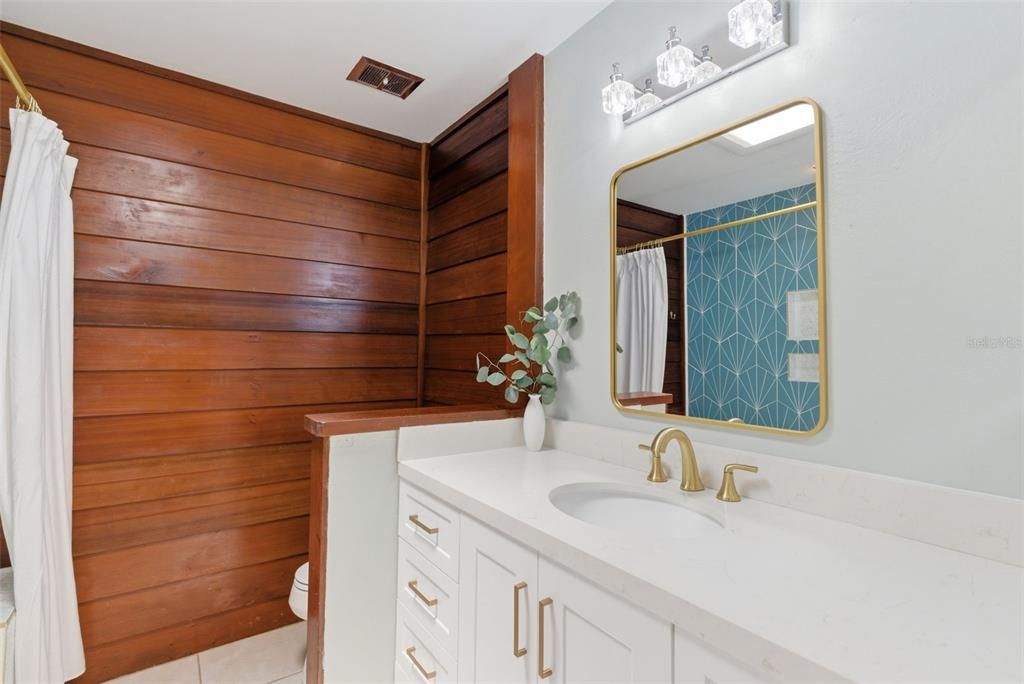 Activo con contrato: $706,000 (4 camas, 2 baños, 2317 Pies cuadrados)