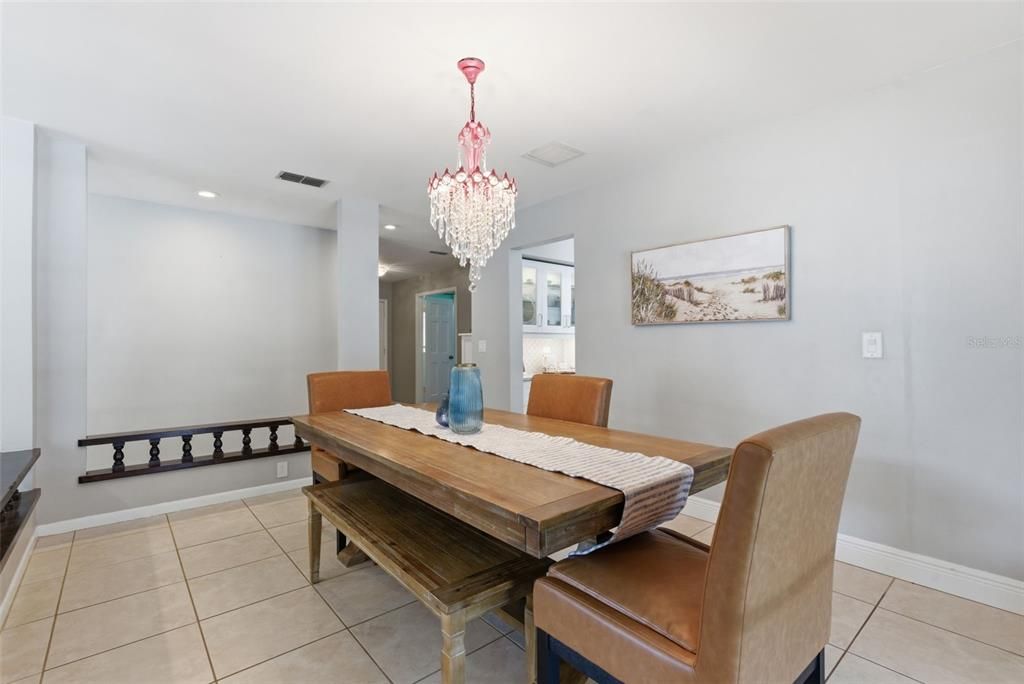 Activo con contrato: $706,000 (4 camas, 2 baños, 2317 Pies cuadrados)