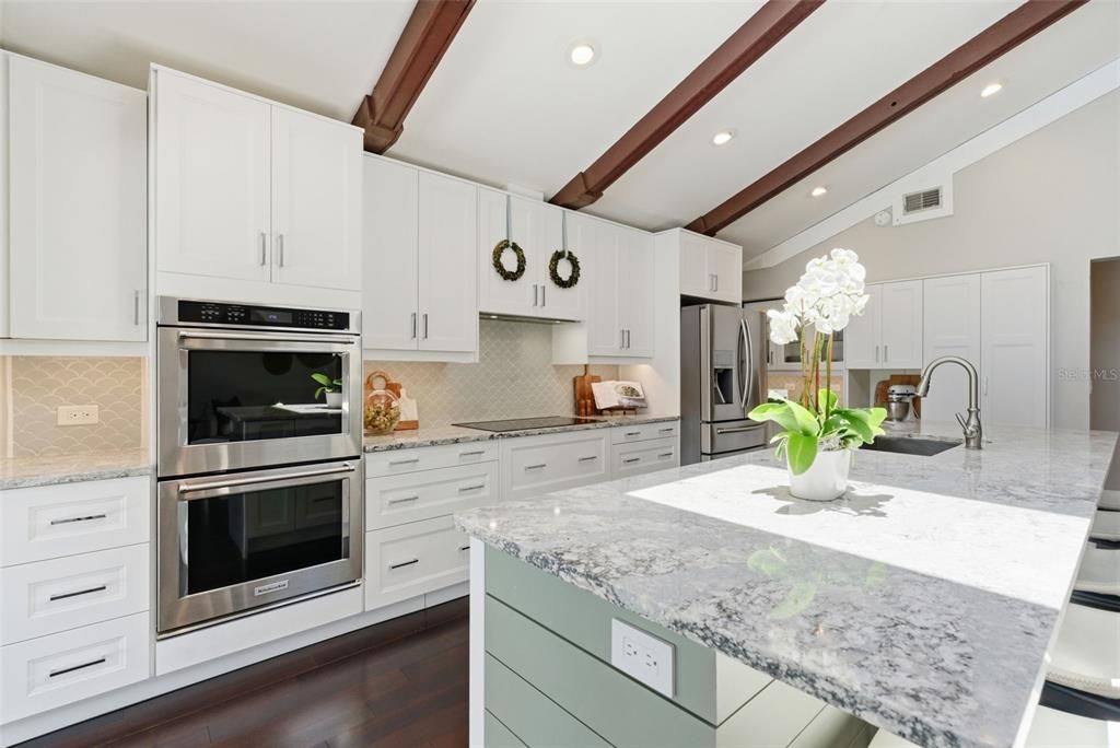 Activo con contrato: $706,000 (4 camas, 2 baños, 2317 Pies cuadrados)