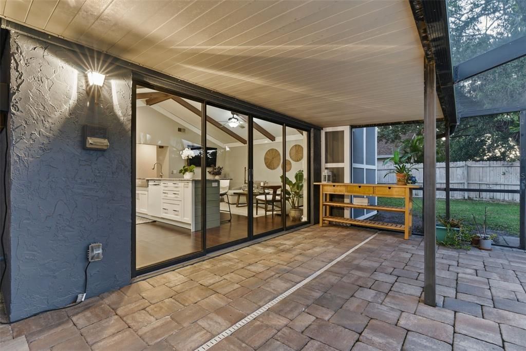 Activo con contrato: $706,000 (4 camas, 2 baños, 2317 Pies cuadrados)