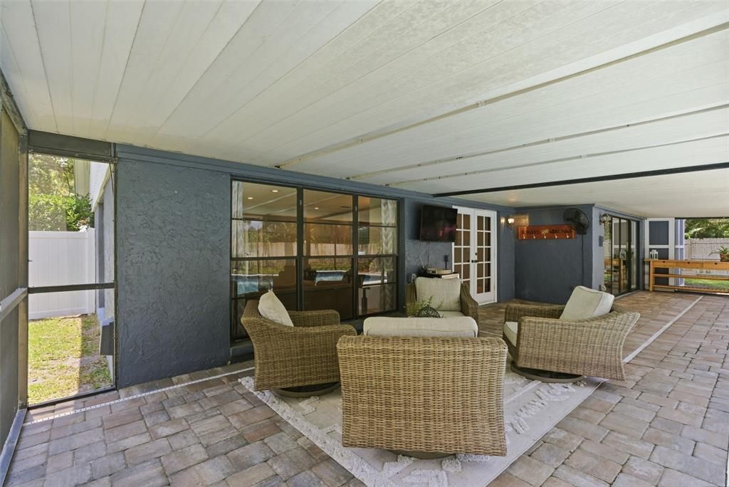 Activo con contrato: $706,000 (4 camas, 2 baños, 2317 Pies cuadrados)