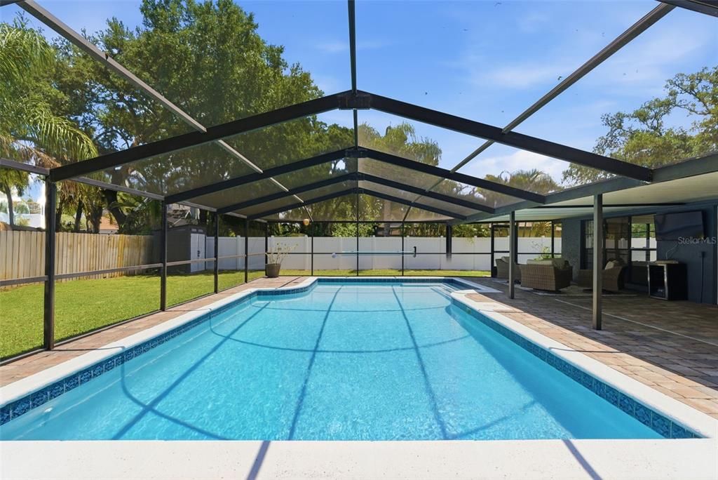 Activo con contrato: $706,000 (4 camas, 2 baños, 2317 Pies cuadrados)