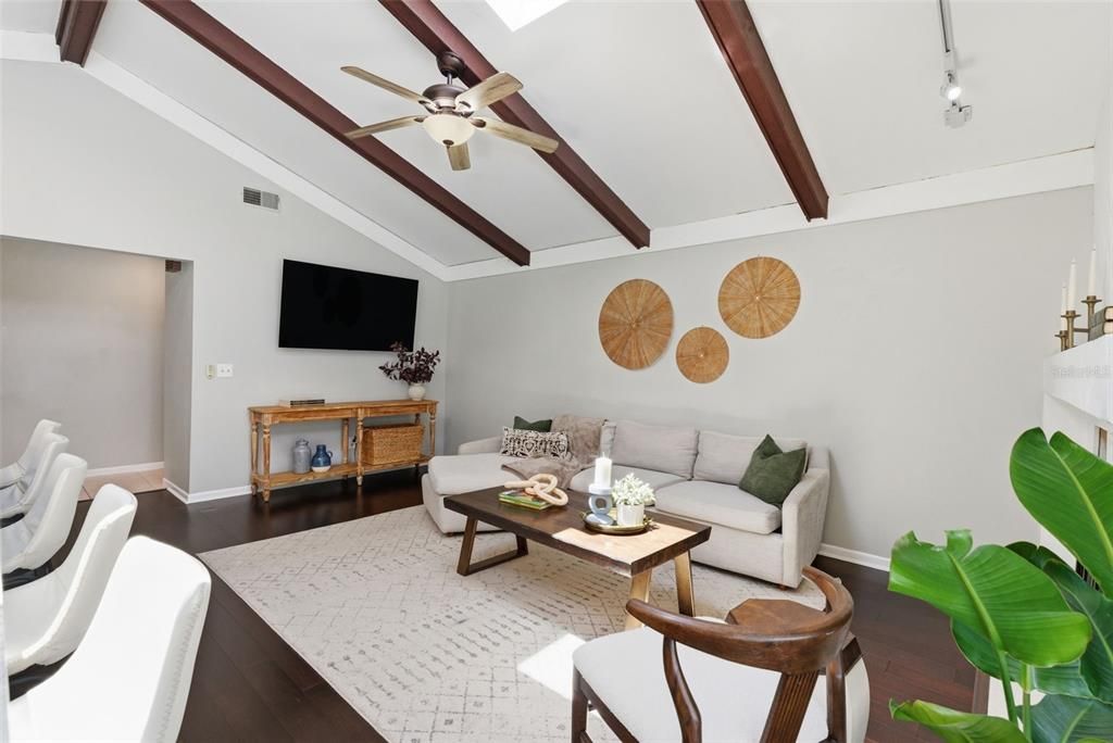 Activo con contrato: $706,000 (4 camas, 2 baños, 2317 Pies cuadrados)
