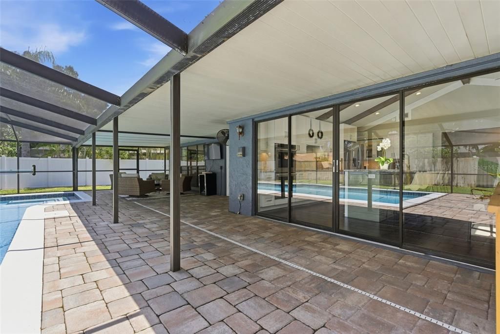 Activo con contrato: $706,000 (4 camas, 2 baños, 2317 Pies cuadrados)