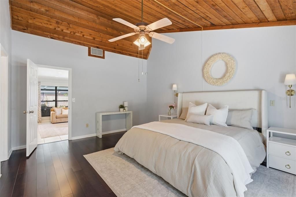 Activo con contrato: $706,000 (4 camas, 2 baños, 2317 Pies cuadrados)