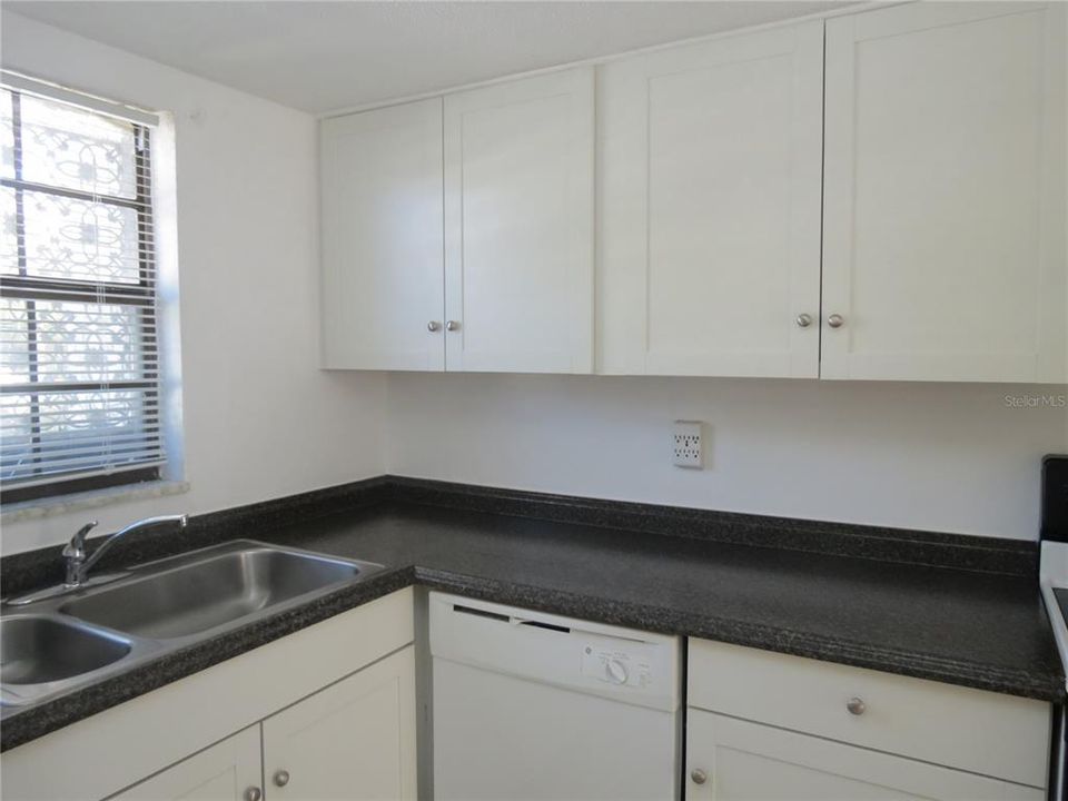 For Rent: $1,375 (2 beds, 1 baths, 528 Square Feet)