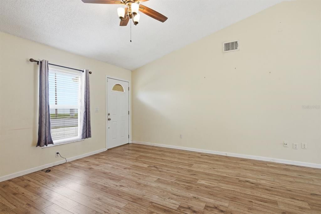 Activo con contrato: $325,000 (3 camas, 2 baños, 1080 Pies cuadrados)