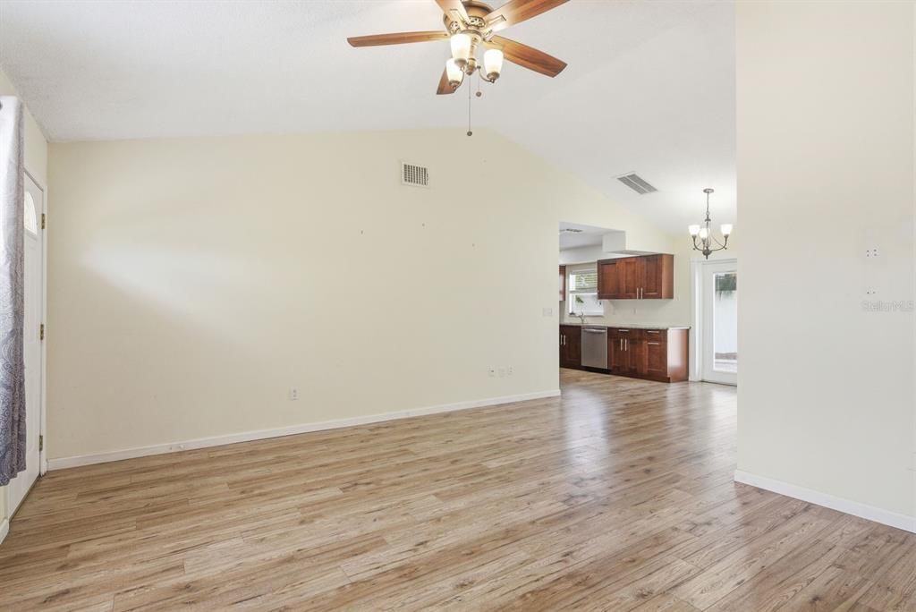 Activo con contrato: $325,000 (3 camas, 2 baños, 1080 Pies cuadrados)