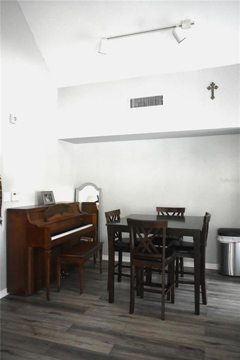 В аренду: $1,990 (2 спален, 2 ванн, 1168 Квадратных фут)