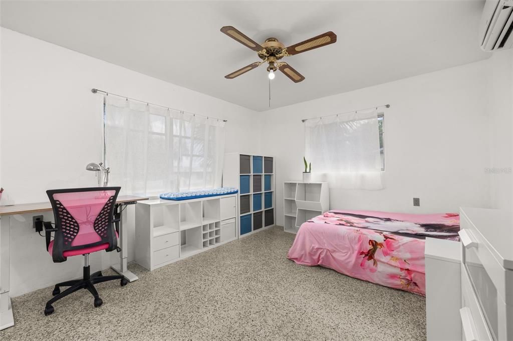 For Sale: $269,000 (2 beds, 2 baths, 884 Square Feet)