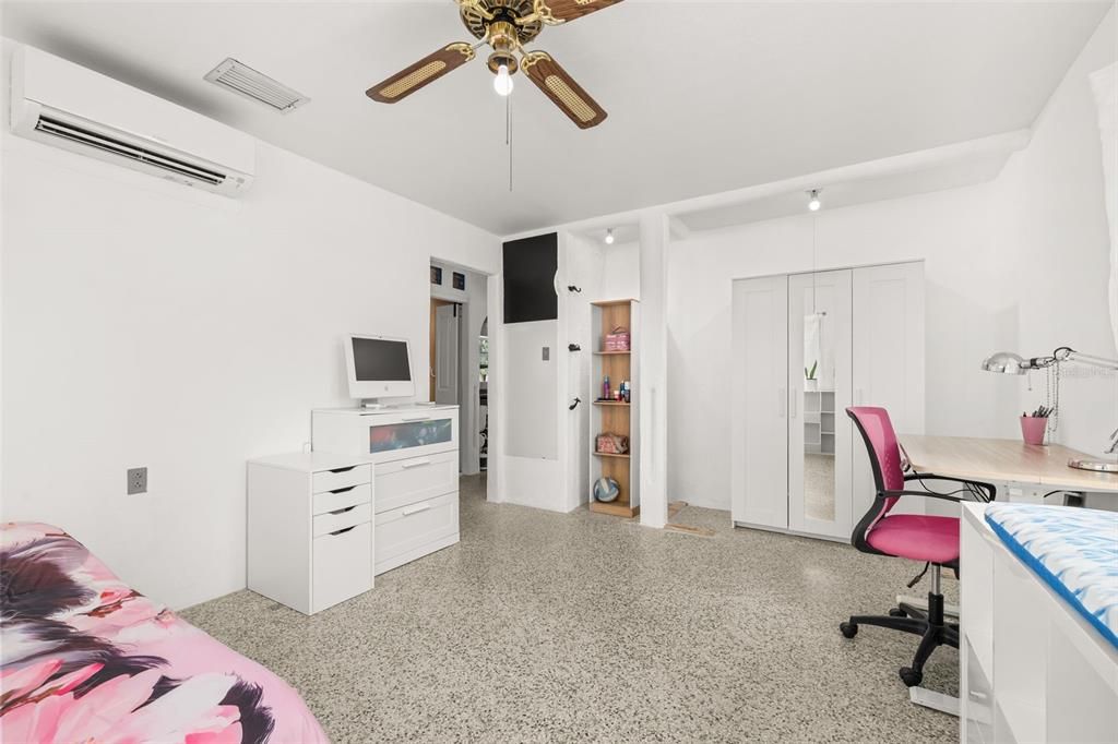 For Sale: $269,000 (2 beds, 2 baths, 884 Square Feet)