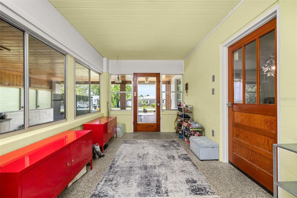 For Sale: $269,000 (2 beds, 2 baths, 884 Square Feet)
