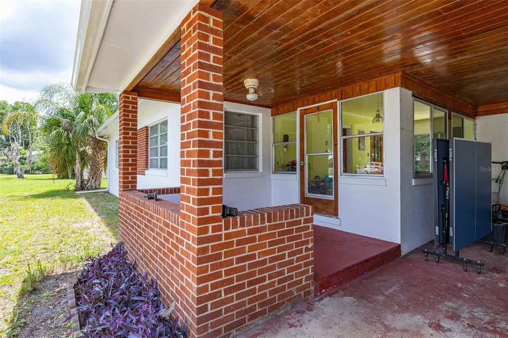 For Sale: $269,000 (2 beds, 2 baths, 884 Square Feet)