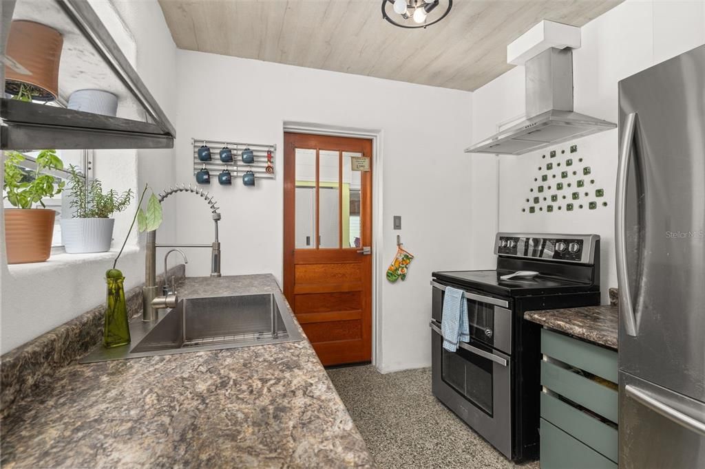 For Sale: $269,000 (2 beds, 2 baths, 884 Square Feet)