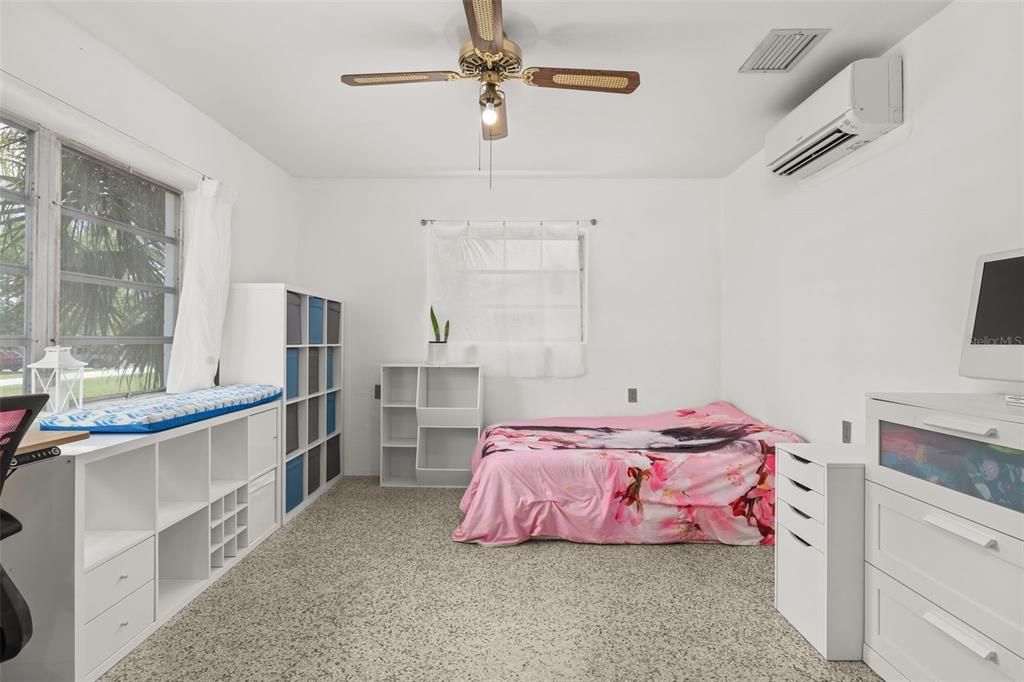 For Sale: $269,000 (2 beds, 2 baths, 884 Square Feet)