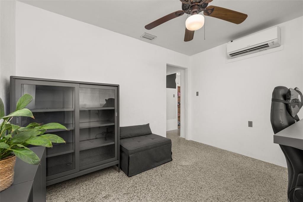 For Sale: $269,000 (2 beds, 2 baths, 884 Square Feet)