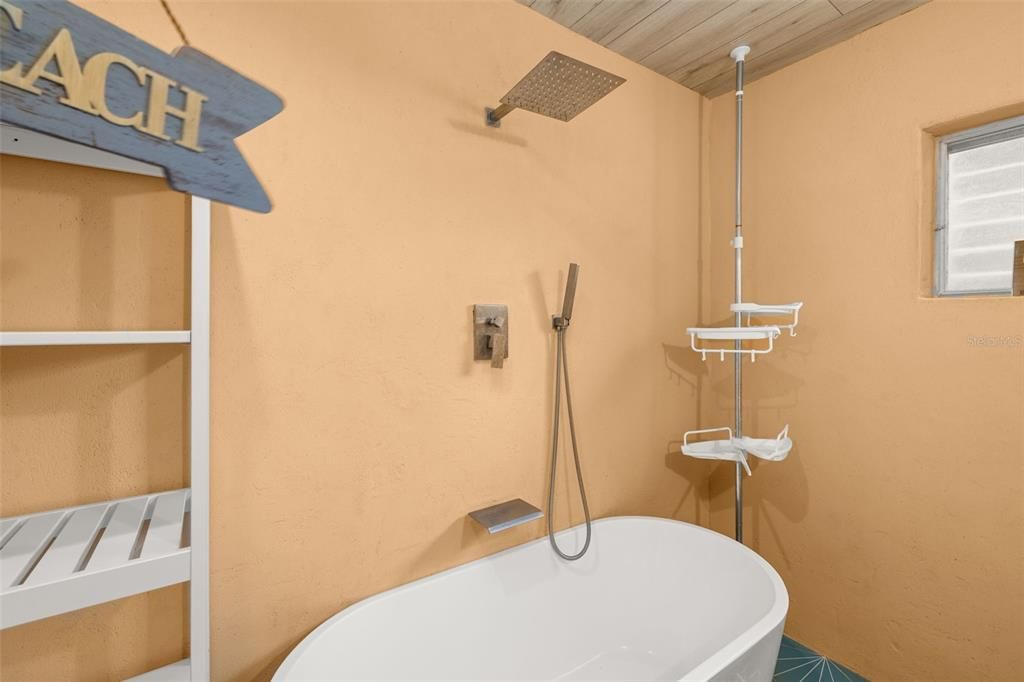 For Sale: $269,000 (2 beds, 2 baths, 884 Square Feet)