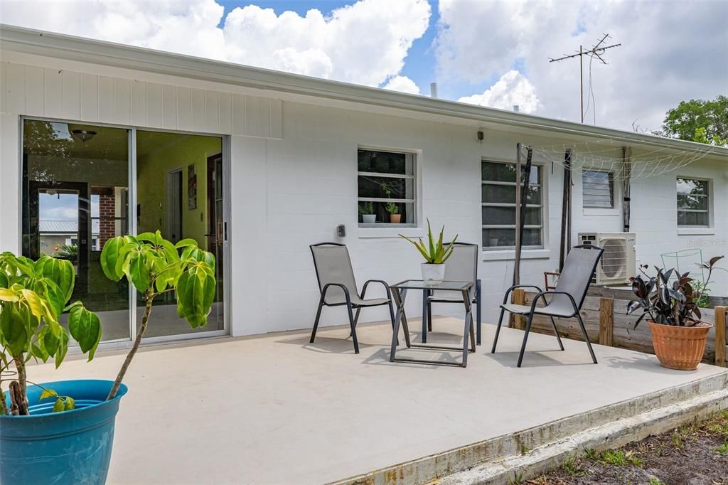 For Sale: $269,000 (2 beds, 2 baths, 884 Square Feet)