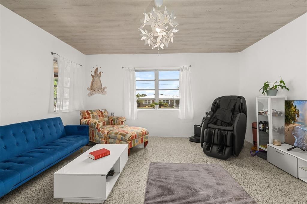 For Sale: $269,000 (2 beds, 2 baths, 884 Square Feet)