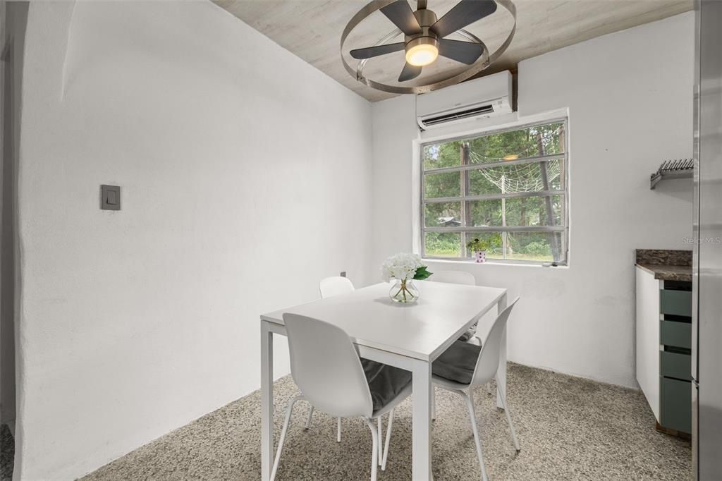 For Sale: $269,000 (2 beds, 2 baths, 884 Square Feet)