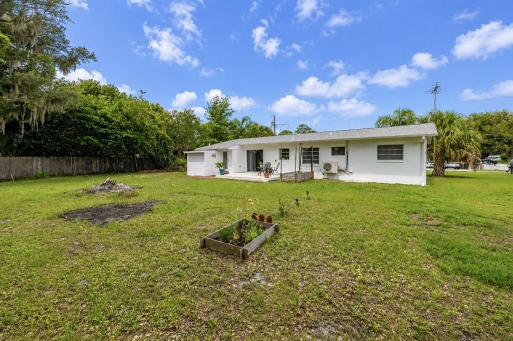 For Sale: $269,000 (2 beds, 2 baths, 884 Square Feet)