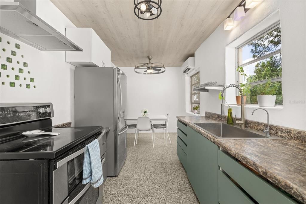 For Sale: $269,000 (2 beds, 2 baths, 884 Square Feet)