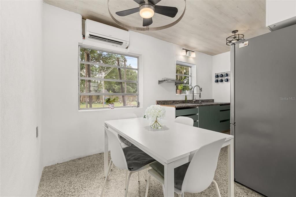 For Sale: $269,000 (2 beds, 2 baths, 884 Square Feet)