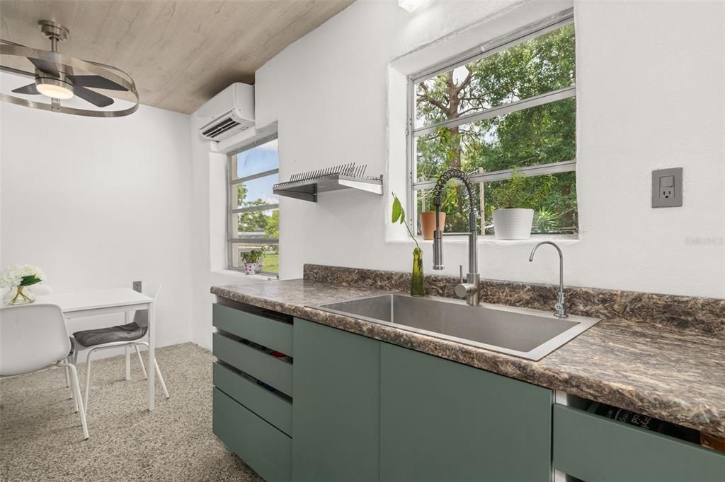 For Sale: $269,000 (2 beds, 2 baths, 884 Square Feet)