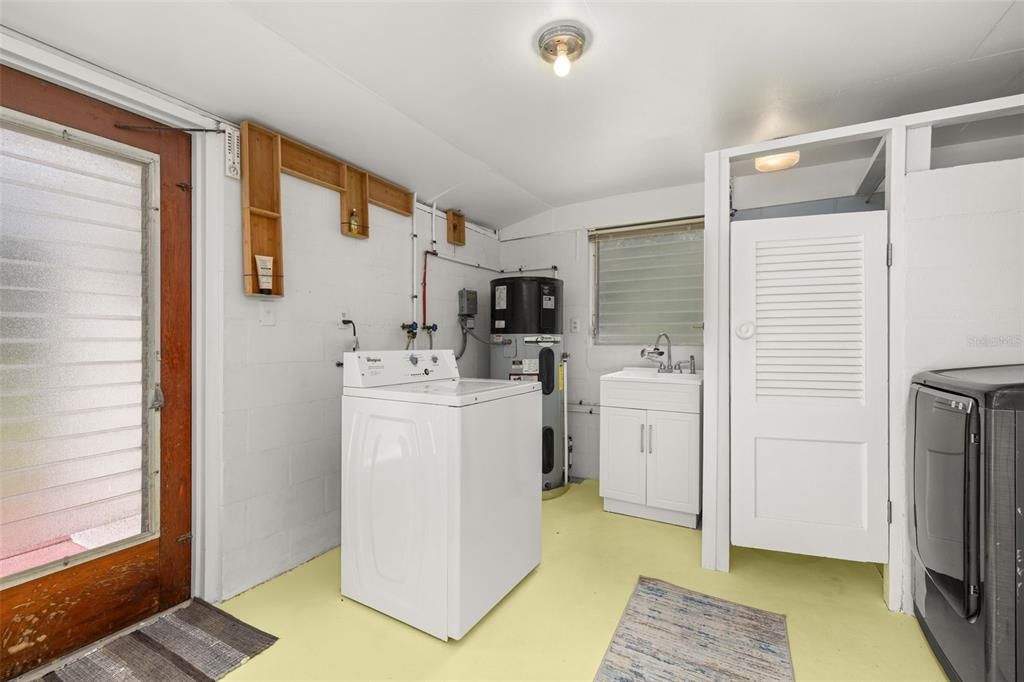 For Sale: $269,000 (2 beds, 2 baths, 884 Square Feet)