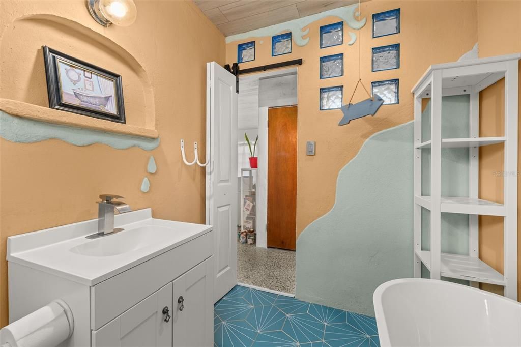 For Sale: $269,000 (2 beds, 2 baths, 884 Square Feet)