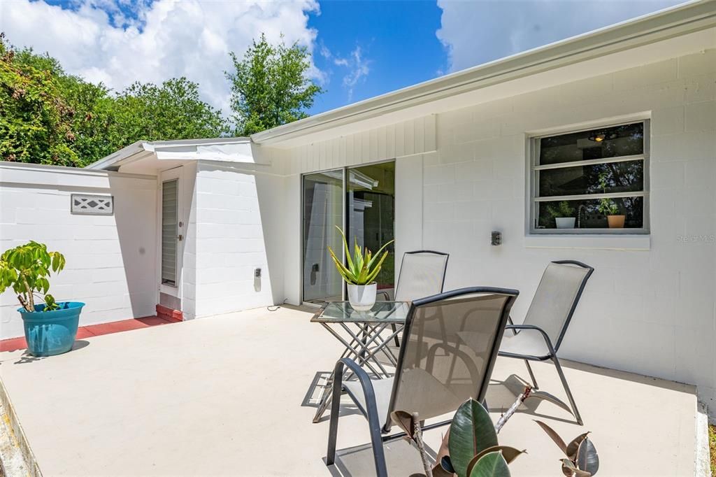 For Sale: $269,000 (2 beds, 2 baths, 884 Square Feet)