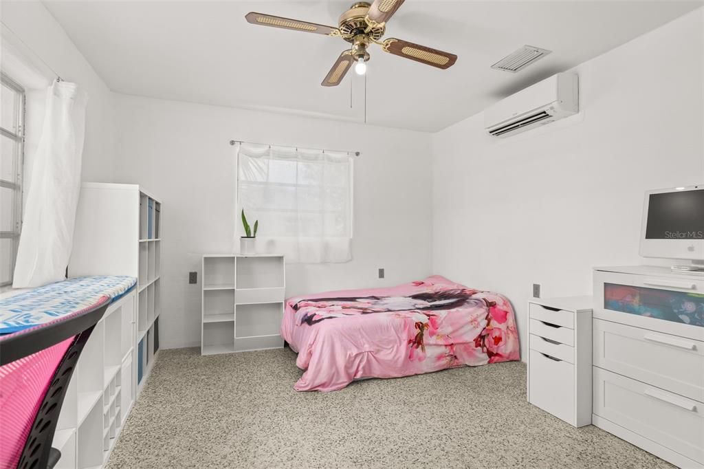 For Sale: $269,000 (2 beds, 2 baths, 884 Square Feet)