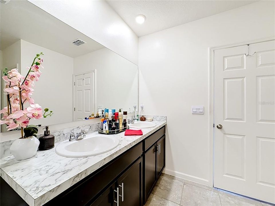For Sale: $470,000 (4 beds, 2 baths, 1916 Square Feet)
