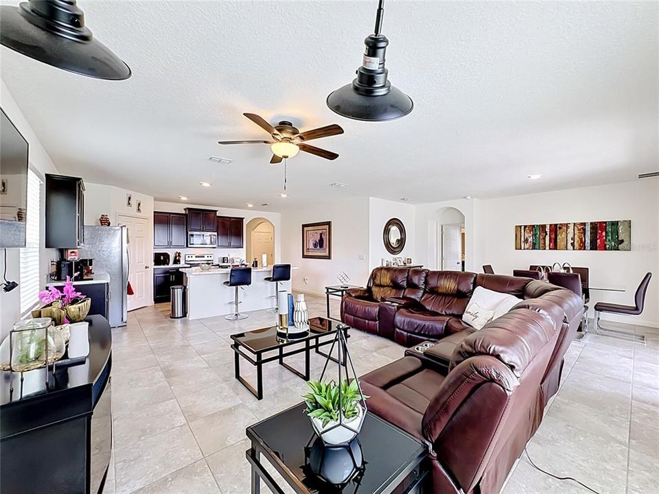 For Sale: $470,000 (4 beds, 2 baths, 1916 Square Feet)