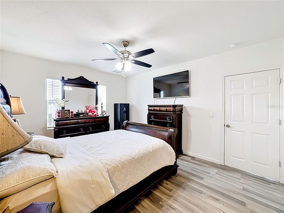 For Sale: $470,000 (4 beds, 2 baths, 1916 Square Feet)