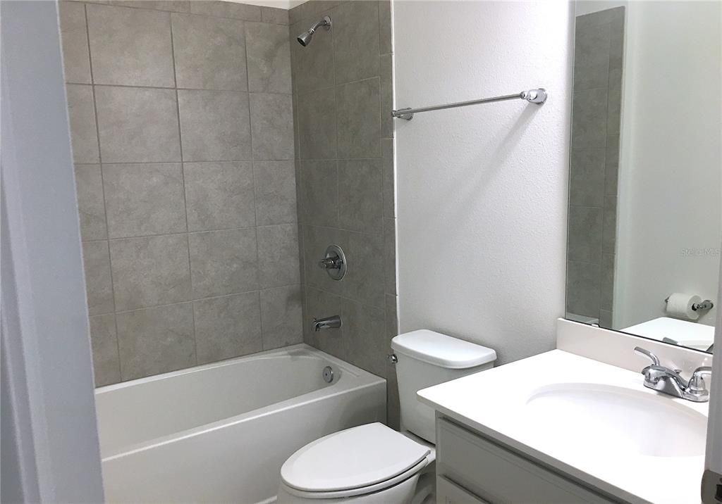 Activo con contrato: $2,300 (4 camas, 2 baños, 1746 Pies cuadrados)
