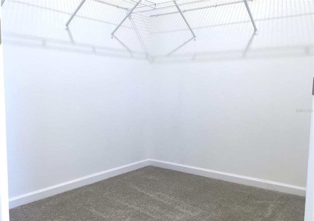 Activo con contrato: $2,300 (4 camas, 2 baños, 1746 Pies cuadrados)