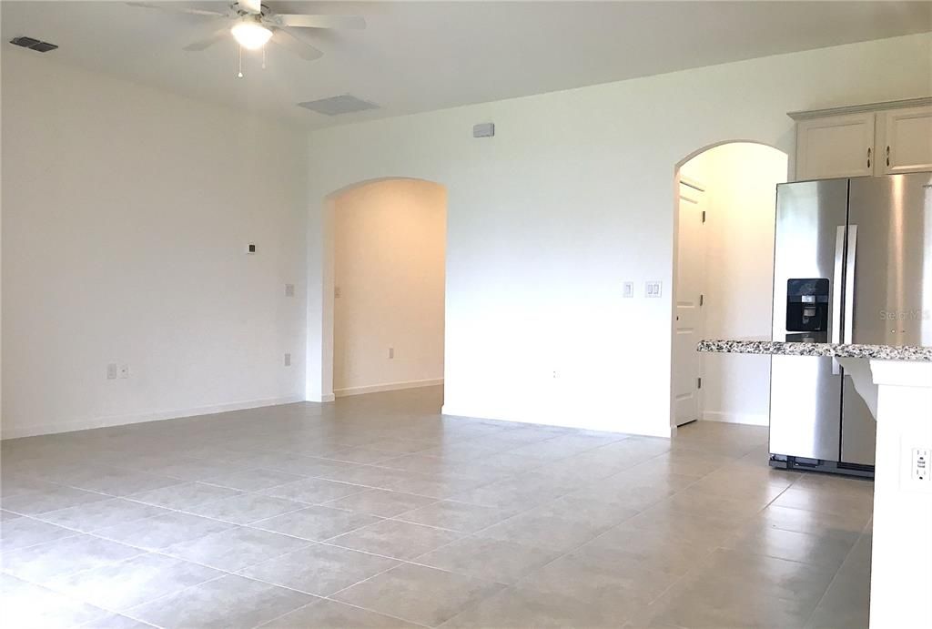 Activo con contrato: $2,300 (4 camas, 2 baños, 1746 Pies cuadrados)