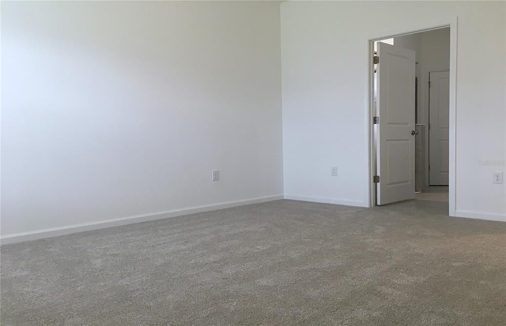 Activo con contrato: $2,300 (4 camas, 2 baños, 1746 Pies cuadrados)