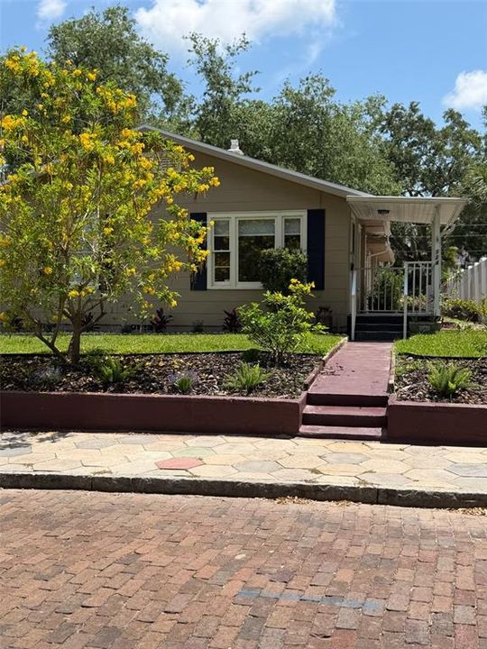 For Rent: $3,500 (2 beds, 1 baths, 826 Square Feet)