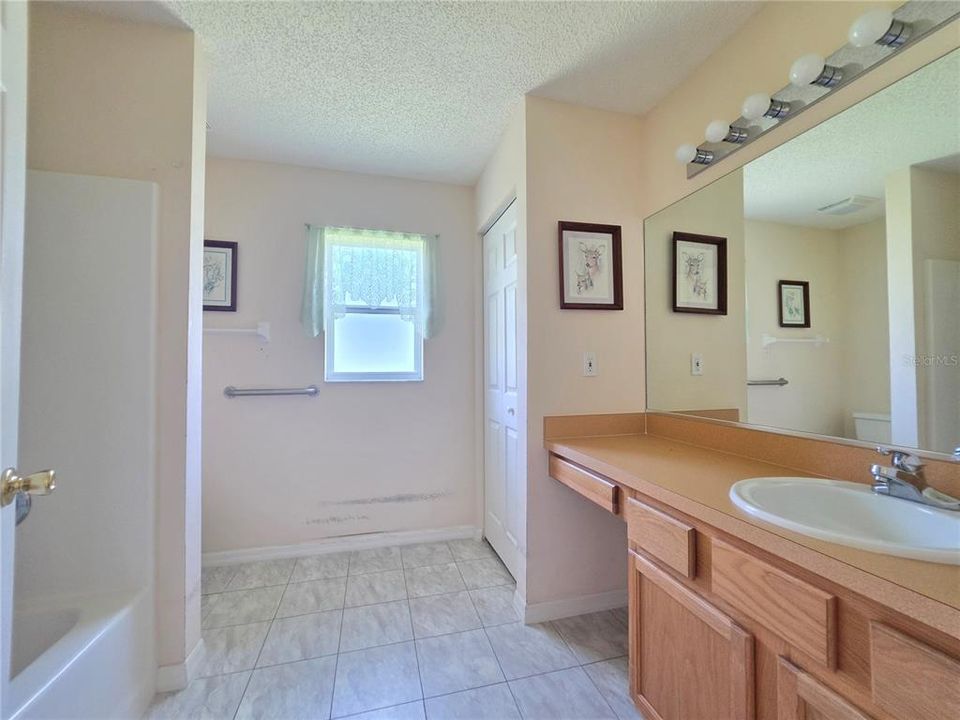 Active With Contract: $269,900 (3 beds, 2 baths, 1614 Square Feet)