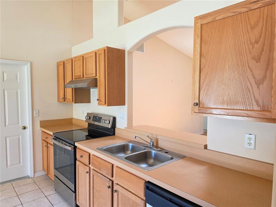 Active With Contract: $269,900 (3 beds, 2 baths, 1614 Square Feet)